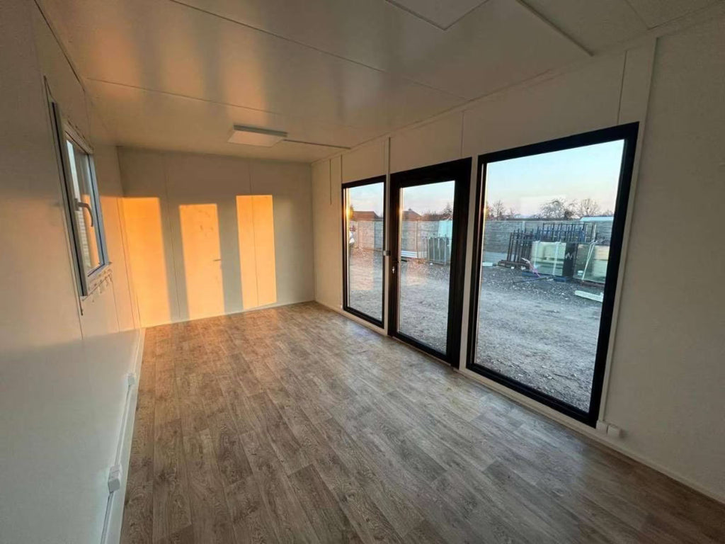 Module Studio de Jardin 15 m² Façade Bois Foncé Persiennes Anthracite Baies Vitrées