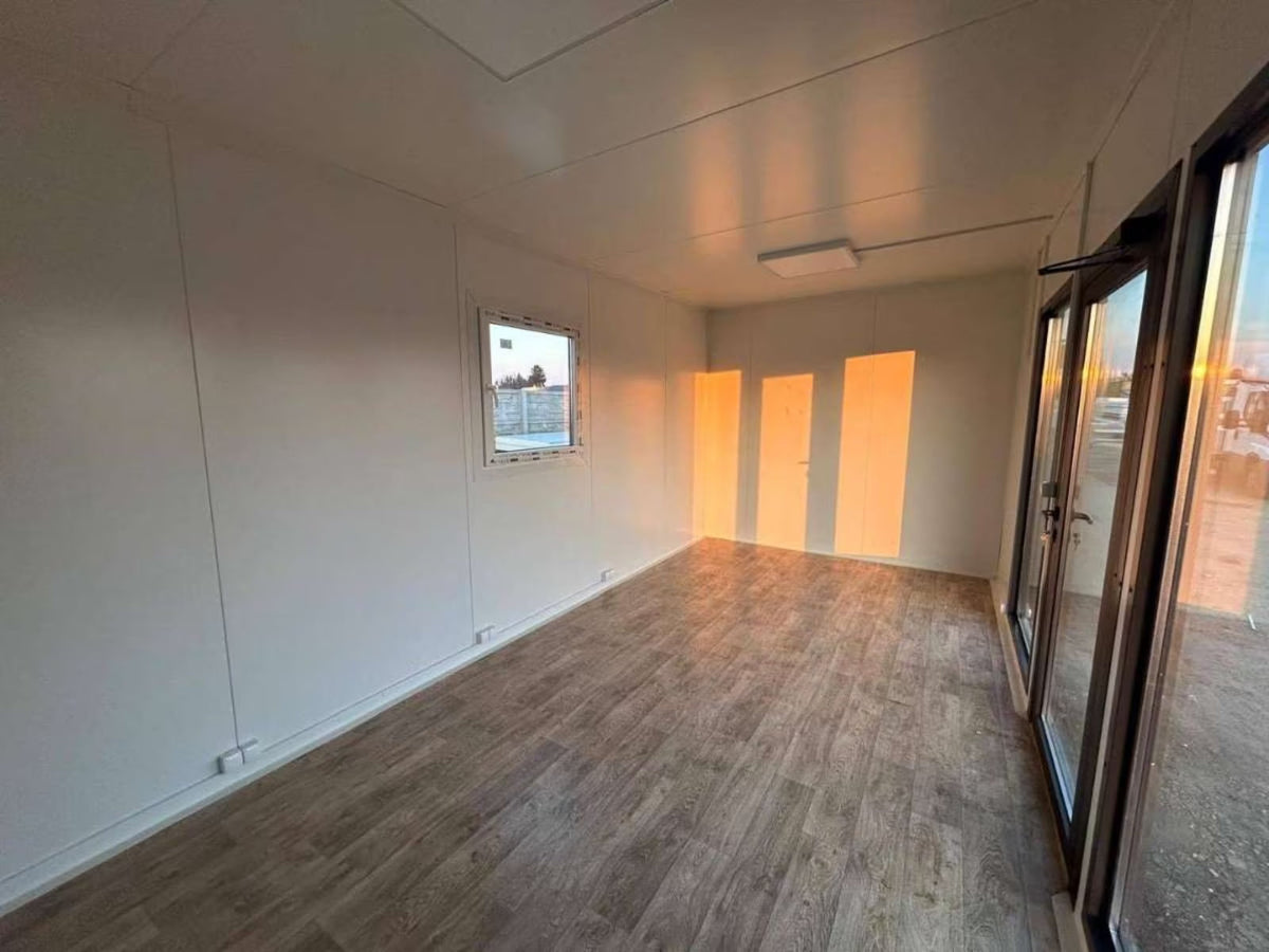 Module Studio de Jardin 15 m² Façade Bois Foncé Persiennes Anthracite Baies Vitrées