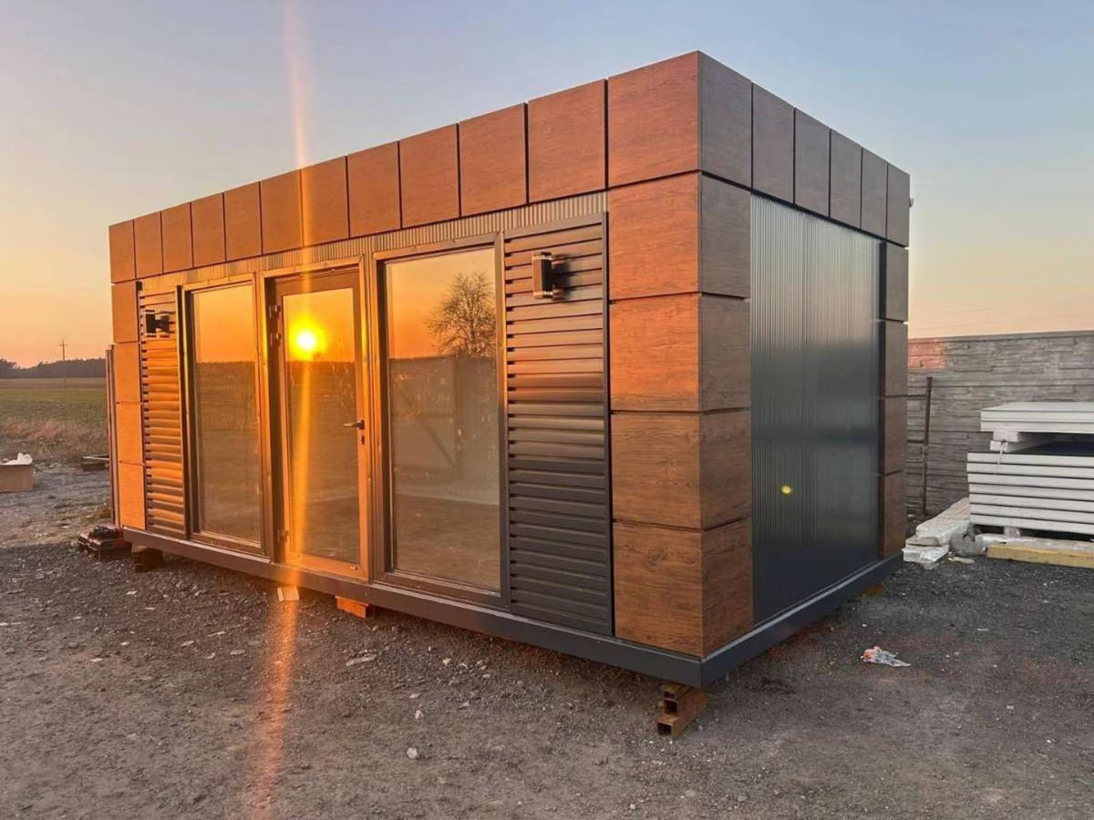 Module Studio de Jardin 15 m² Façade Bois Foncé Persiennes Anthracite Baies Vitrées