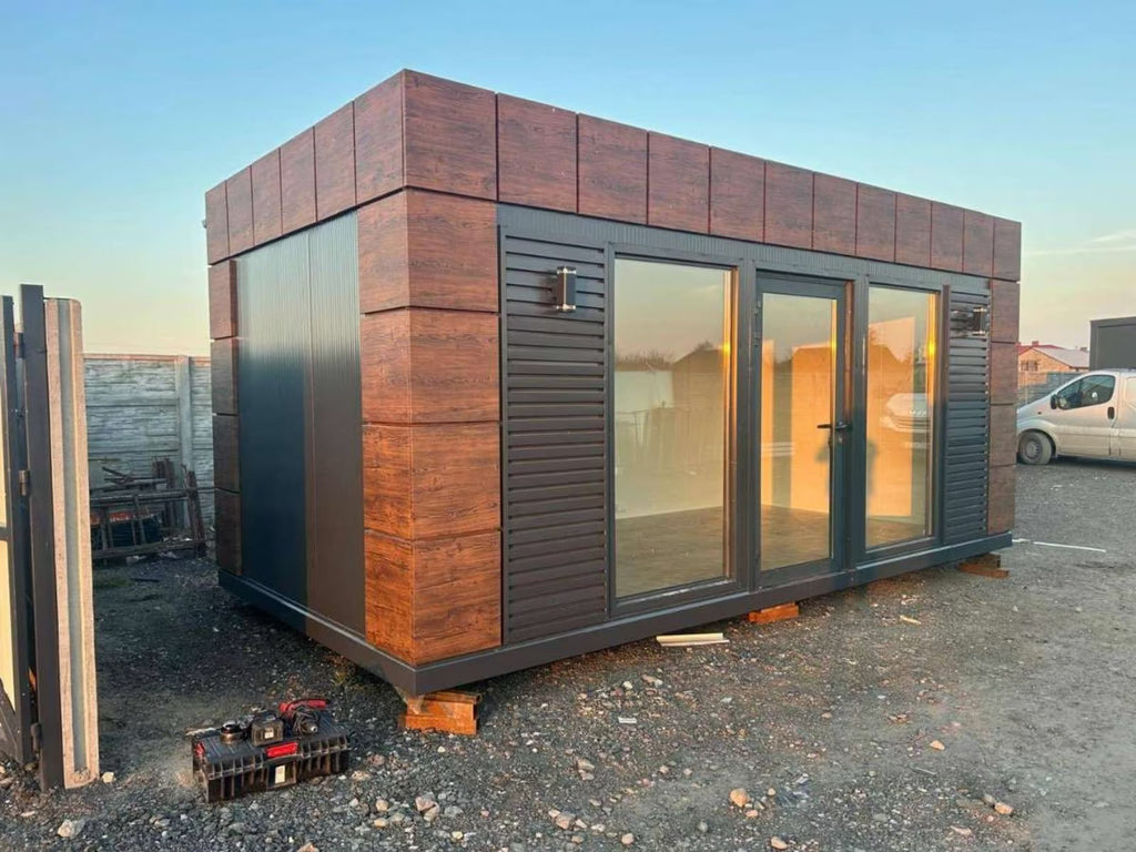 Module Studio de Jardin 15 m² Façade Bois Foncé Persiennes Anthracite Baies Vitrées