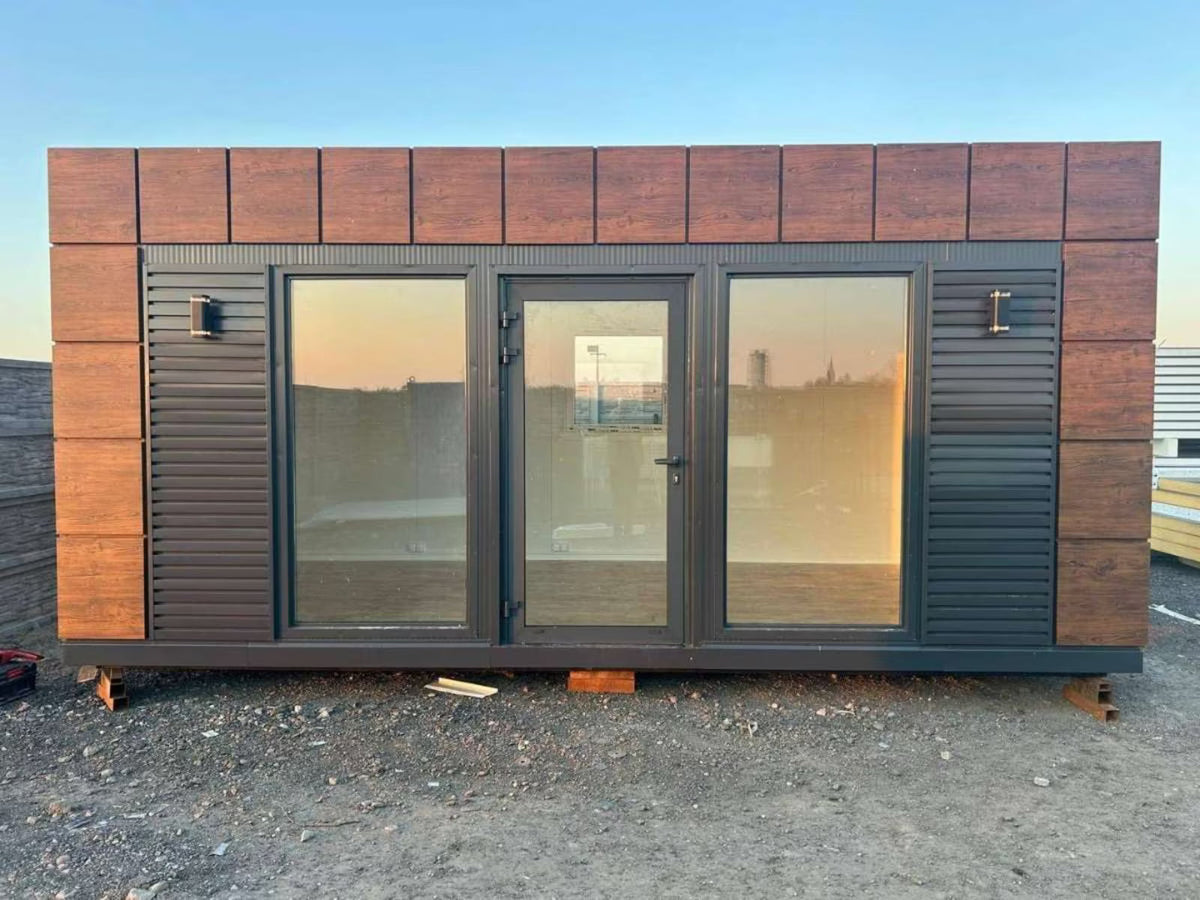 Module Studio de Jardin 15 m² Façade Bois Foncé Persiennes Anthracite Baies Vitrées