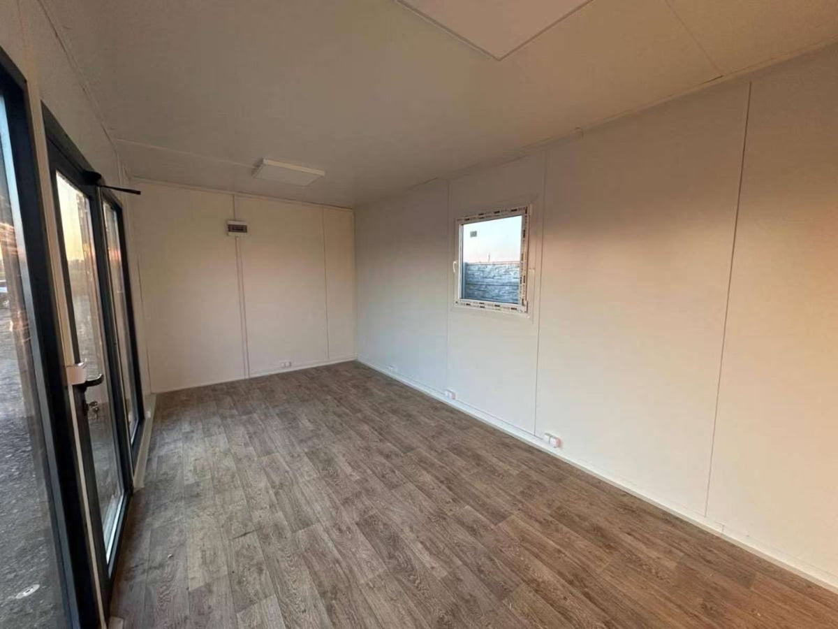 Module Studio de Jardin 15 m² Façade Bois Foncé Persiennes Anthracite Baies Vitrées